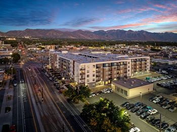 Spectacular city/mountain/courtyard views*